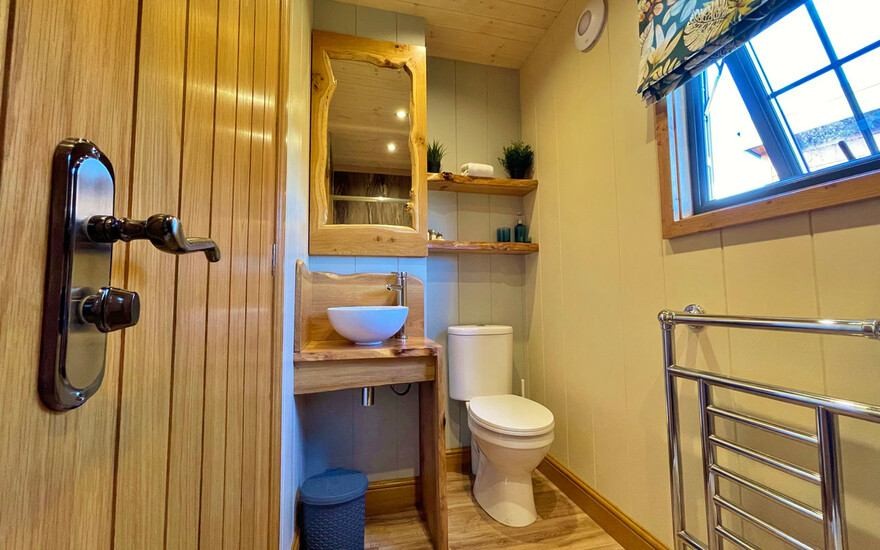 Modern bathroom suite in Maple Lodge.jpg 8