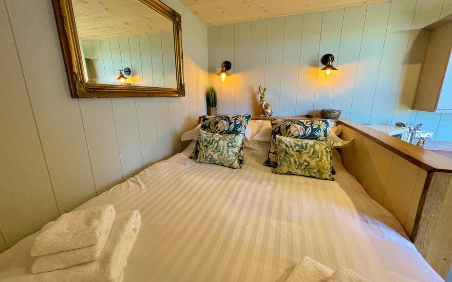 Peaceful sleeping area in Maple Lodge.jpg 6