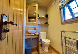 Modern bathroom suite in Maple Lodge 8