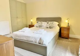 Holly_Bedroom1.jpg 5