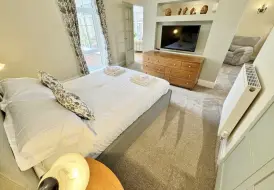 Holly_Bedroom.jpg 6
