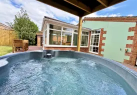 Holly_Hottub.jpg 9